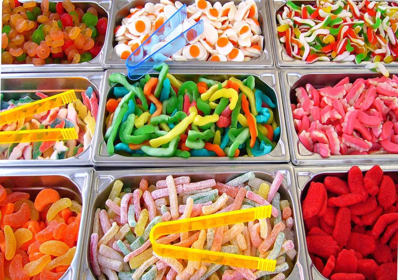 ממתקים בסוגים שונים לבחירה 