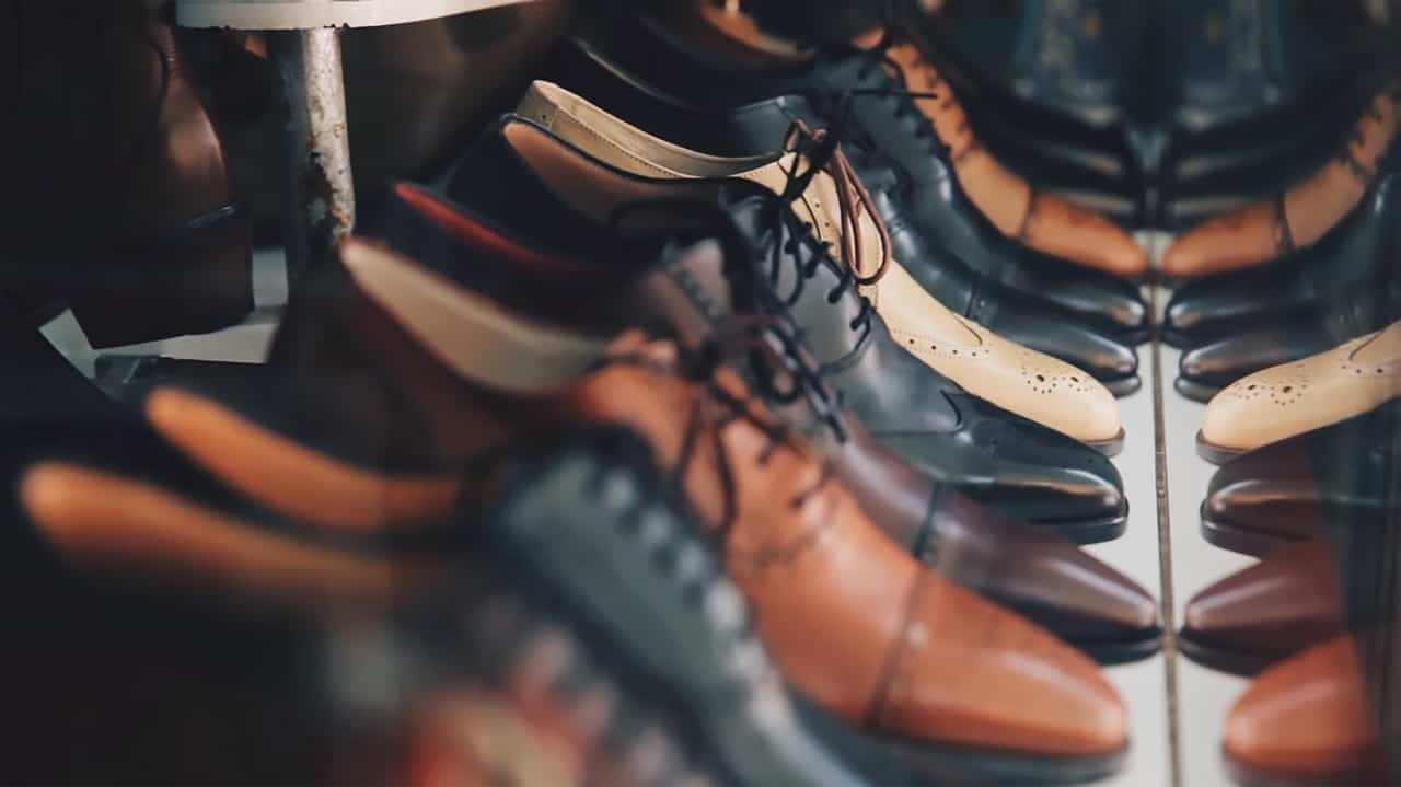 מגוון רחב של נעליים