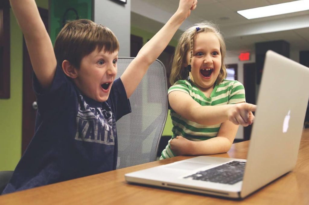 שני ילדים מצביעים על מחשב