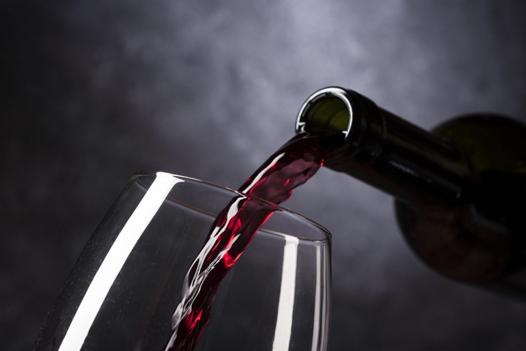 יין אדום מבקבוק לכוס