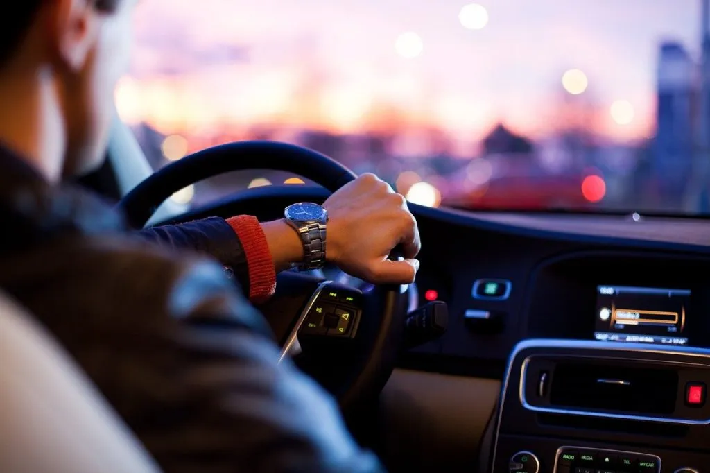 driving 1603797190 נהיגה ברכב בערב