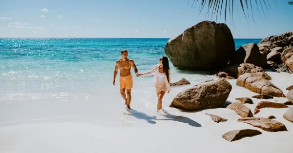 2 זוג הולך על חוף איי סיישל