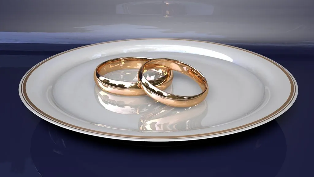 engagement ring 1645621363 צלחת עם טבעות