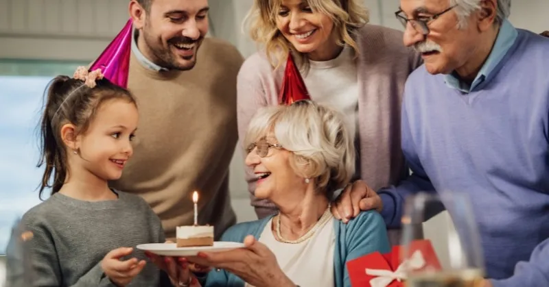 סבתא חוגגת יום הולדת_ אלו הן 15 מתנות מרגשות במיוחד