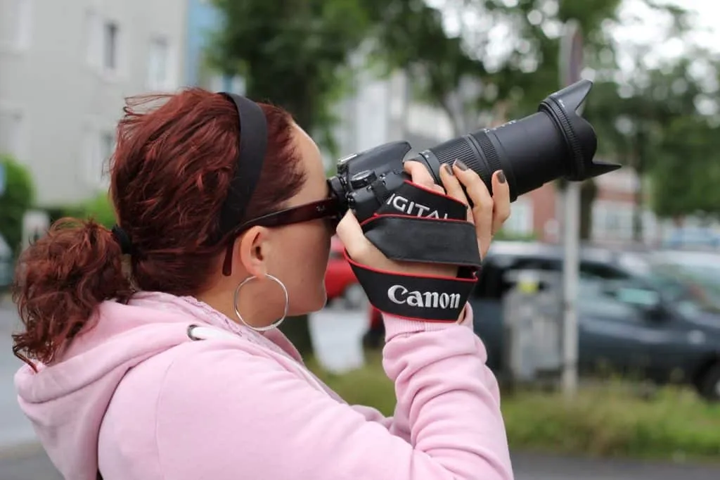 photographer 1627087820 אישה מצלמת