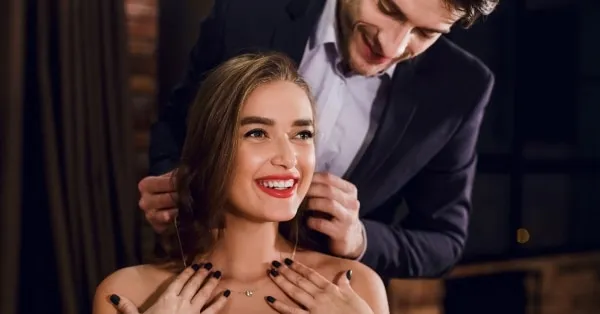 רוצים רמז היא נוצצת ואהובה על כל אישה רוצים רמז_ היא נוצצת ואהובה על כל אישה