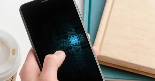 4 1 מחזיק ביד טלפון נייד עם ESIM