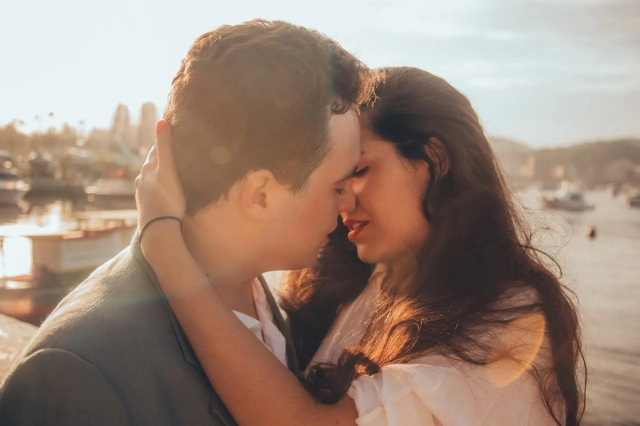 Couples 1552474142 זוג ליפני נשיקה