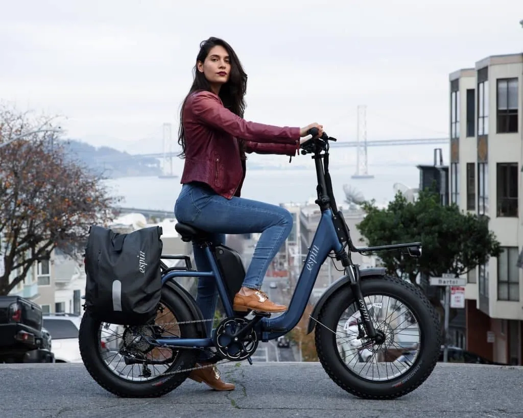 Electric Bicycle 1646584293 אישה יושבת על אופניים