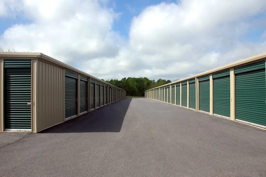 Storage 1627348397 שורה של מחסנים