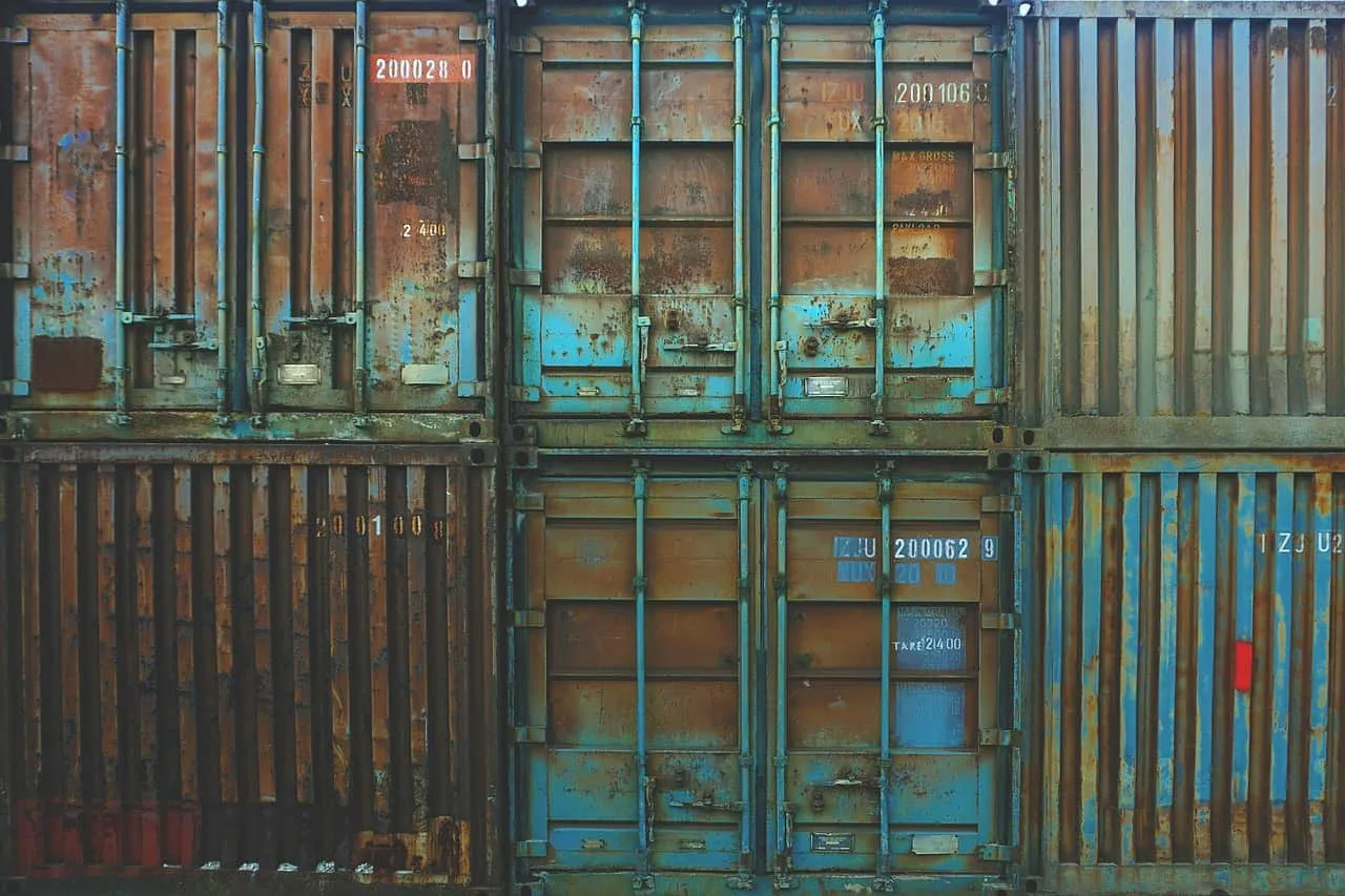 Containers 1570010760 כמה מכולות גדולות