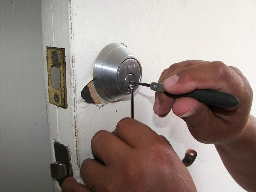 locksmith 1609633137 פריצת דלת