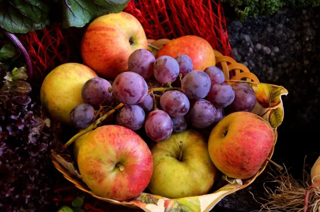 fruit basket 1620267736 ענבים ותפוחים
