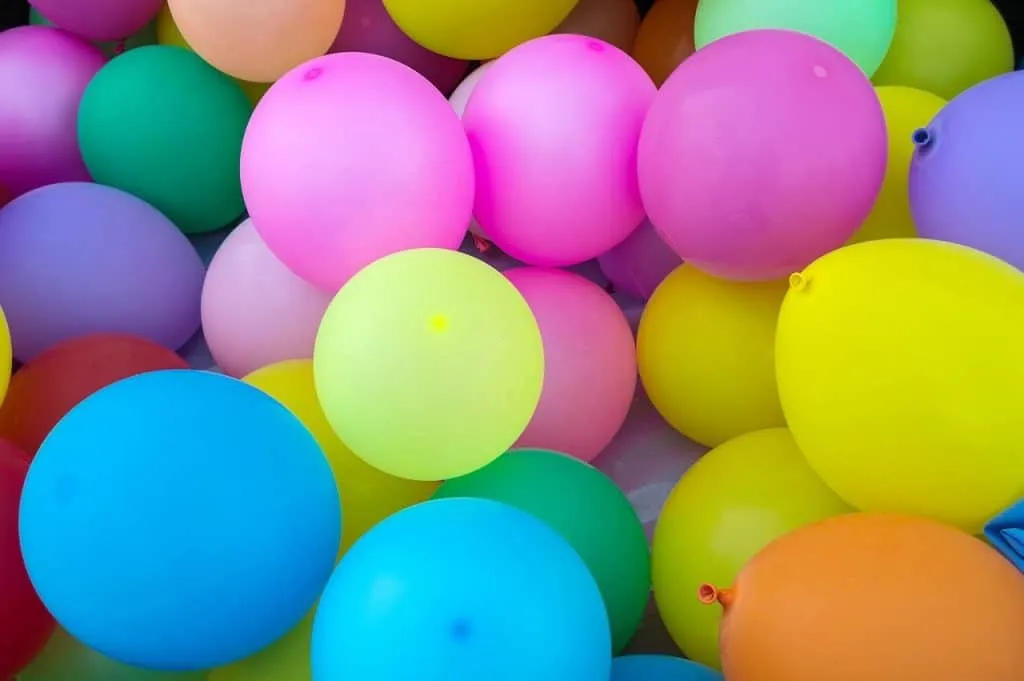 birthday party 1602517544 בלונים בכל מיני צבעים