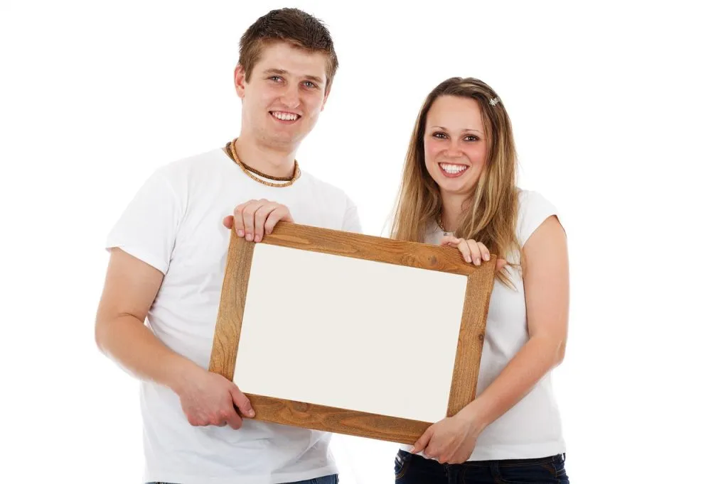 Picture framing 1606044491 זוג בוחר מסגרת