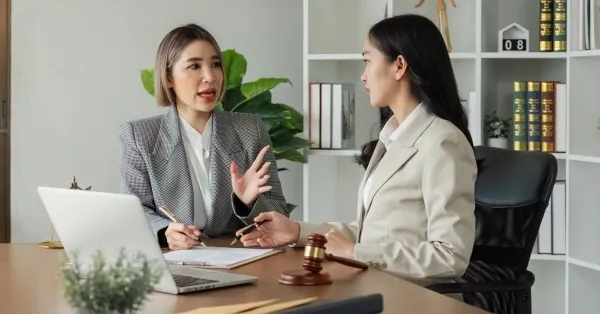 3 עורך דין מקרקעין משוחח עם לקוח