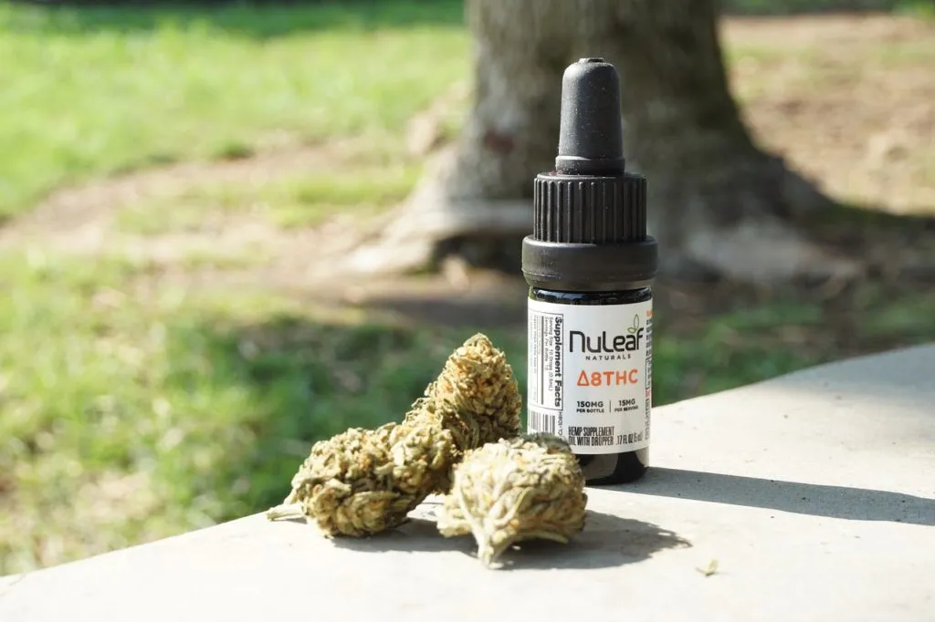 Cannabis oil 1635393539 פרחים ובקבוקון