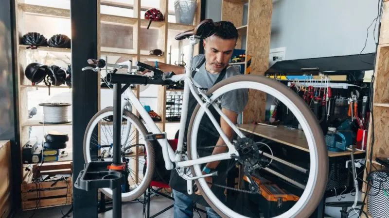 Bicycle mechanics 2 e1674550596474 מכונואות אופניים