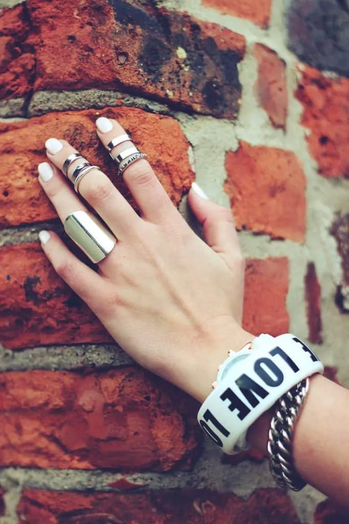 Bracelets 1579607190 682x1024 יד של אישה