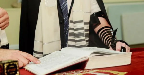 מדריך להורים איך לבחור סט תפילין לבר מצווה כשר ומהודר בלי להילחץ ובלי להסתבך 1