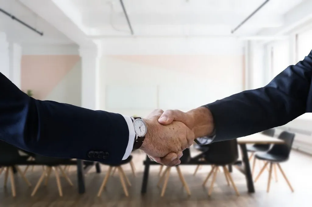 Job Interview 1655122760 לחיצת יד