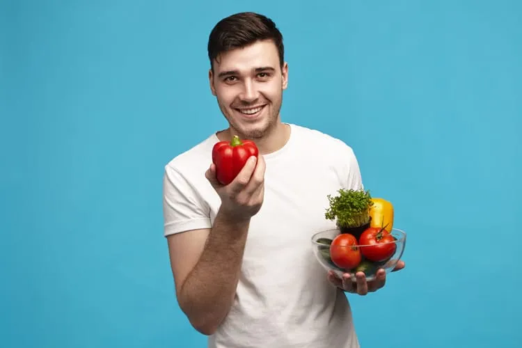 איש מחזיק ירקות
