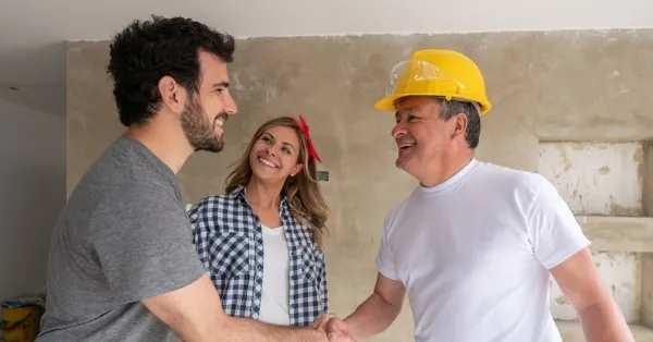 זוג מברכים את הקבלן