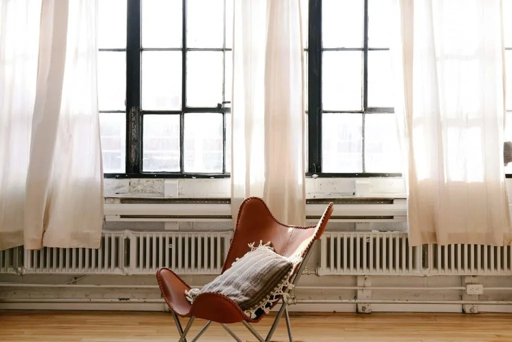 curtain 1546022610 חלון עם וילון יפה