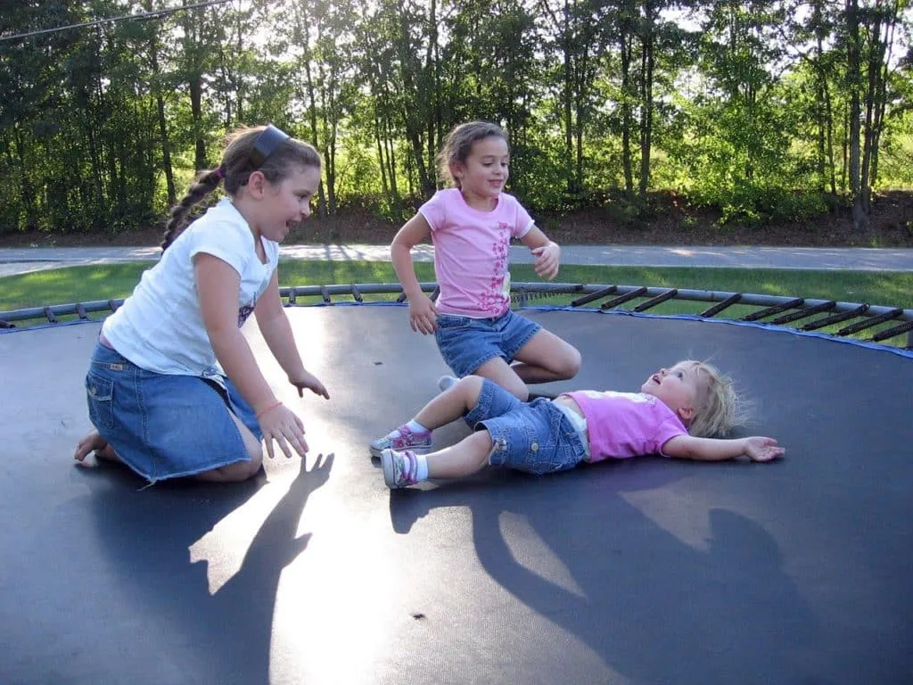 children jumping 1663627775 ילדים קופצים