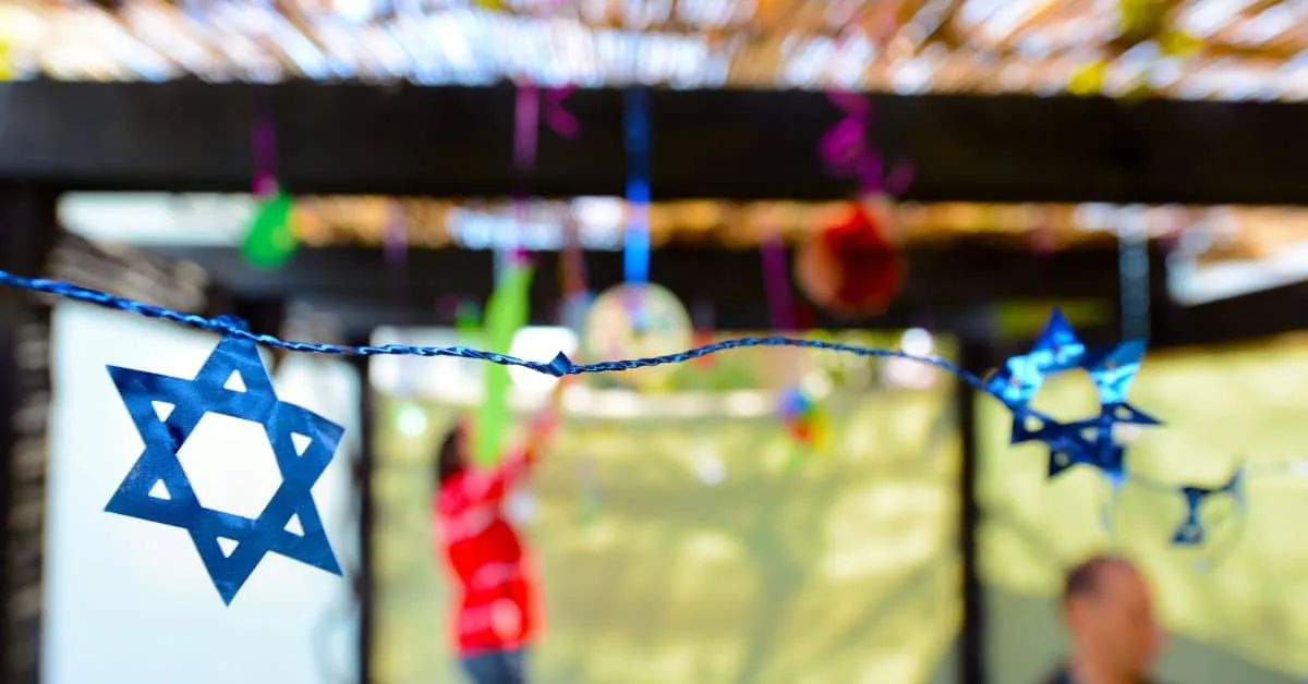 רעיונות לקישוטי סוכה יצירתיים ומשפחתיים איך להפוך את הסוכה שלכם למיוחדת באמת