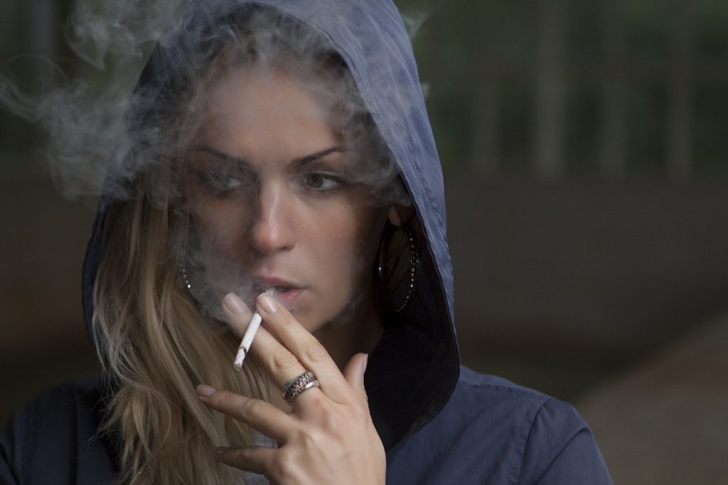 אישה מעשנת 