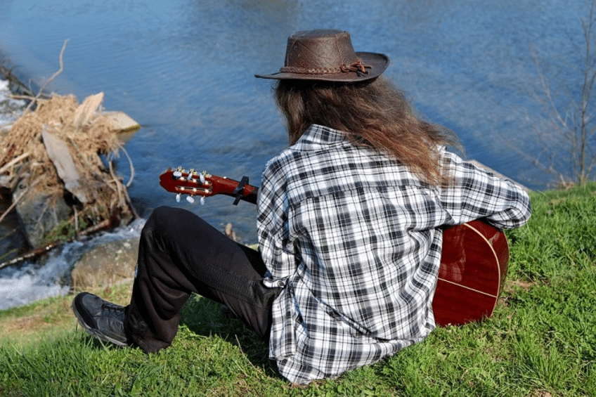 איש מנגן בנהר